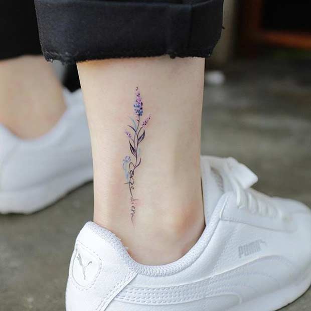 Ακουαρέλα λουλούδι τατουάζ με ένα απόσπασμα
