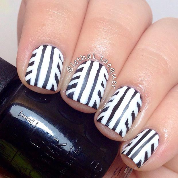 Conception d'ongles en noir et blanc pour les ongles courts