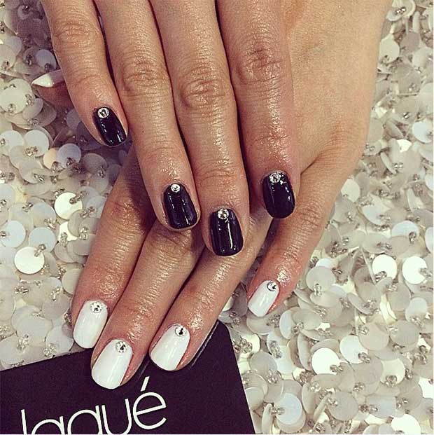 Conception simple d'ongles en noir et blanc avec des strass