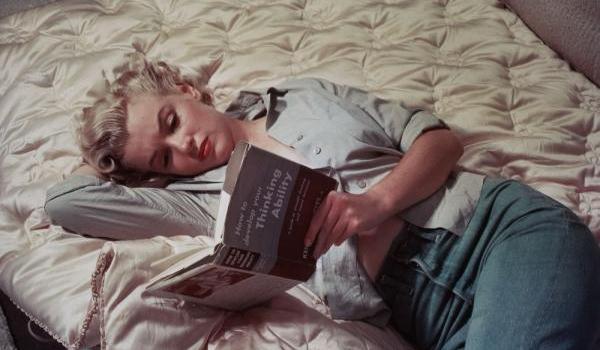 Marilyn Monroe en train de lire