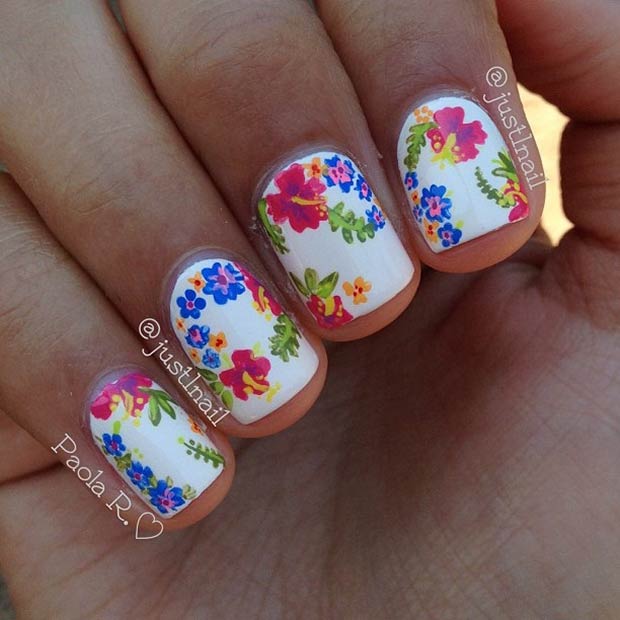 Λευκά νύχια με πολύχρωμα λουλούδια