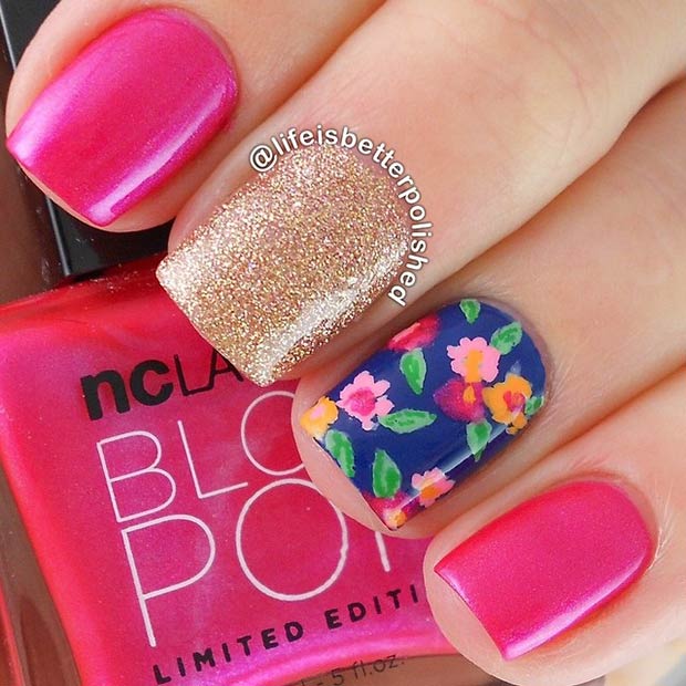 Ongles roses avec ongle d'accent de fleurs