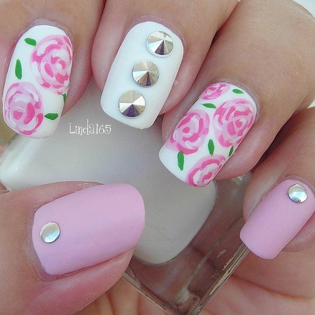 Ongles floraux roses et blancs