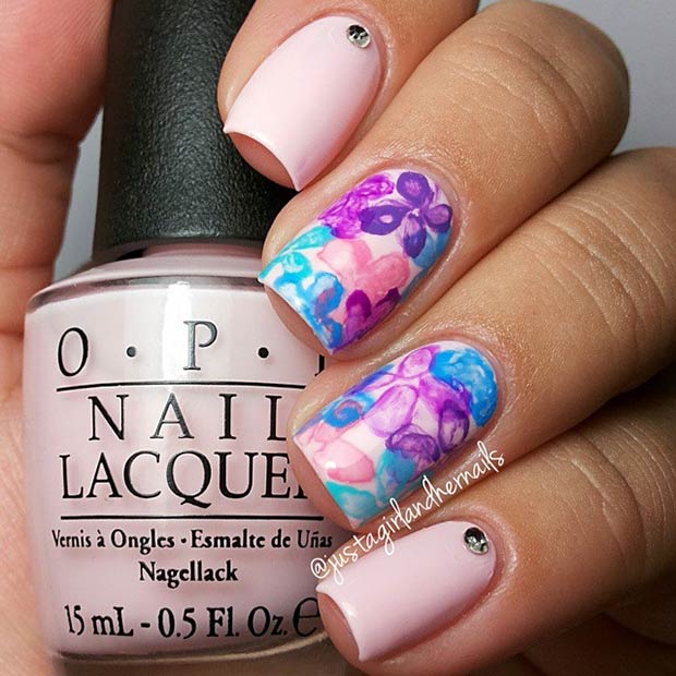 Ανοιχτό ροζ και μοβ σχέδιο νυχιών λουλουδιών