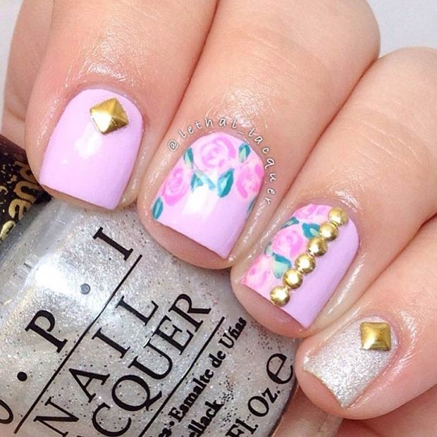 Ongle à fleurs violet avec clous dorés