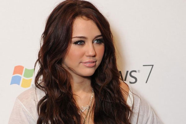 Coiffure brune Miley Cyrus