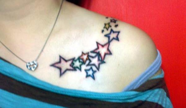 Τατουάζ αστεριών στον ώμο