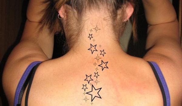 Τατουάζ Star στο λαιμό