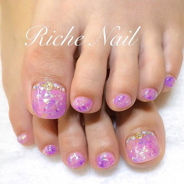 Conception d'ongles à paillettes violettes