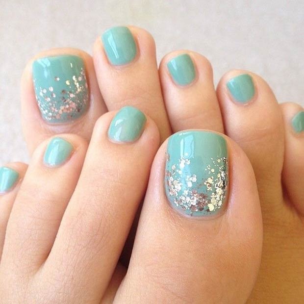 Ongles d'orteils simples turquoise avec des paillettes argentées