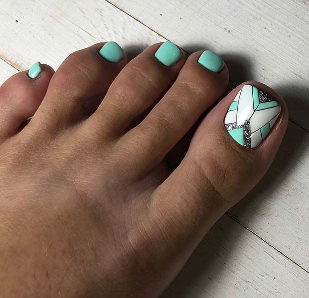 Ongles d'orteil bleu menthe avec un clou d'accent élégant