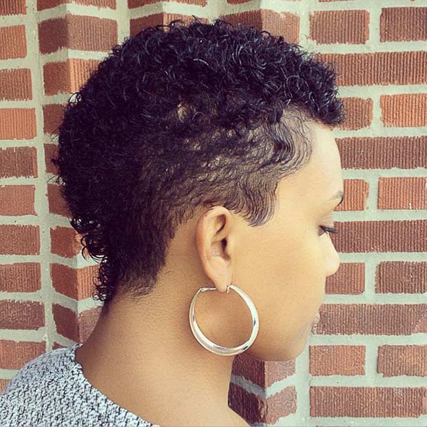 Coupe de cheveux courte et bouclée pour les femmes noires