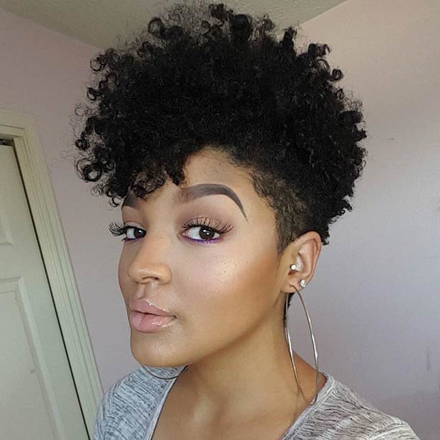 Coupe de cheveux fuselée naturelle pour les femmes noires