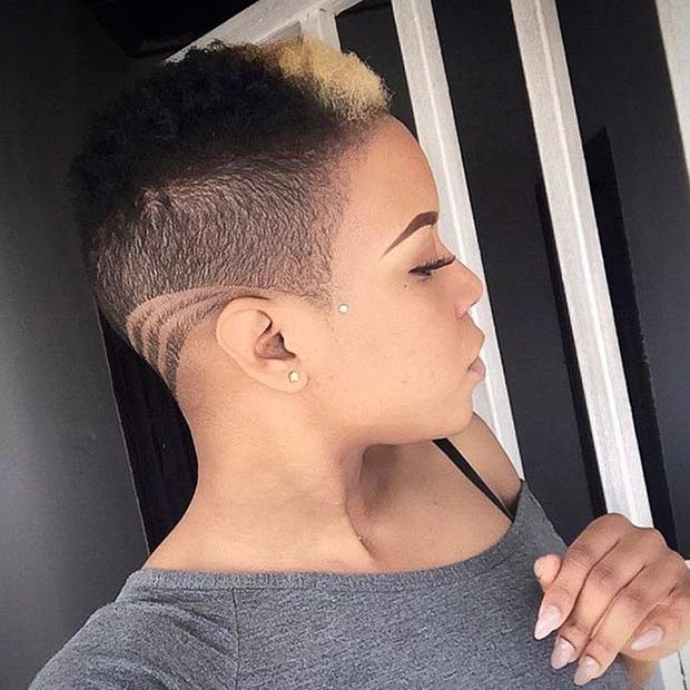 Coupe de cheveux naturelle courte avec une touche de blonde