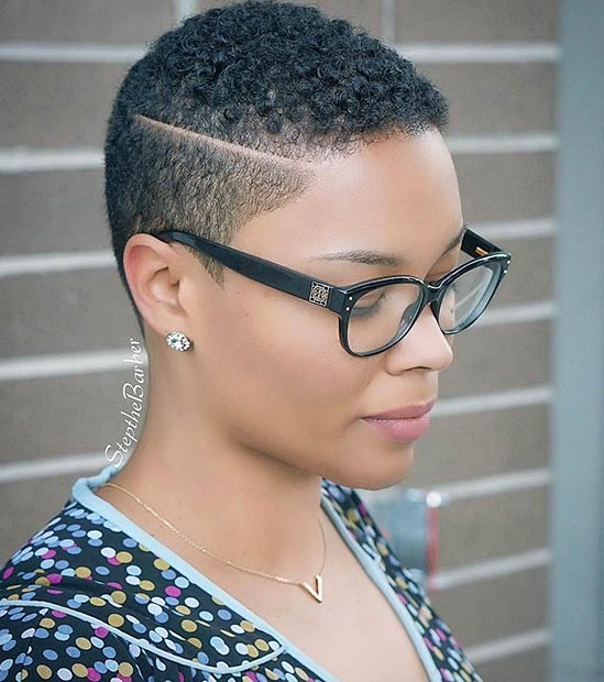 Coupe de cheveux naturelle courte pour les femmes noires audacieuses
