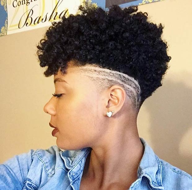 Coupe de cheveux naturelle courte avec côtés rasés