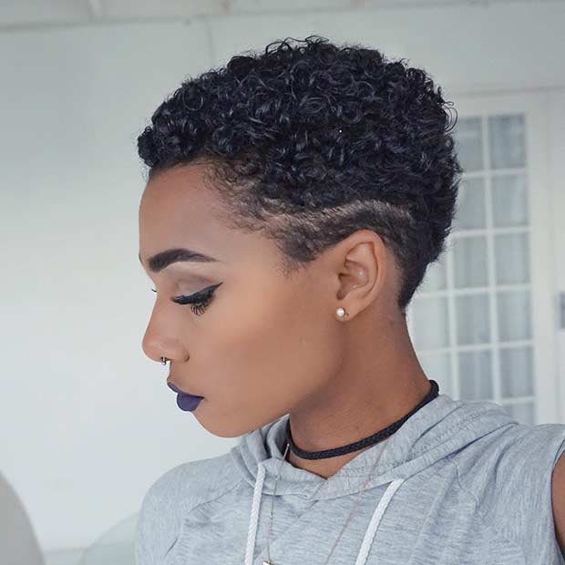 Coupe de cheveux naturelle bouclée TWA pour les femmes noires