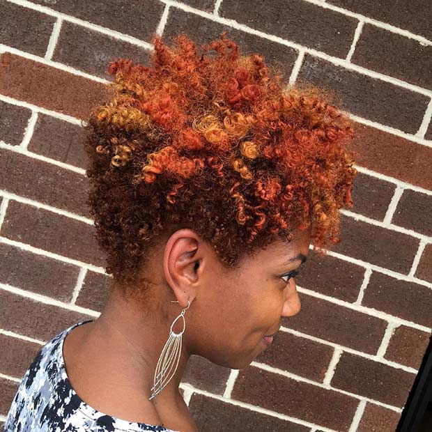 Coupe de cheveux afro-américaine bouclée avec couleur