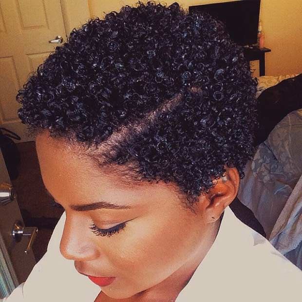 Coupe de cheveux afro courte pour les femmes noires