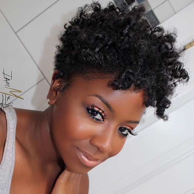 Coiffure courte et naturelle pour les femmes afro-américaines