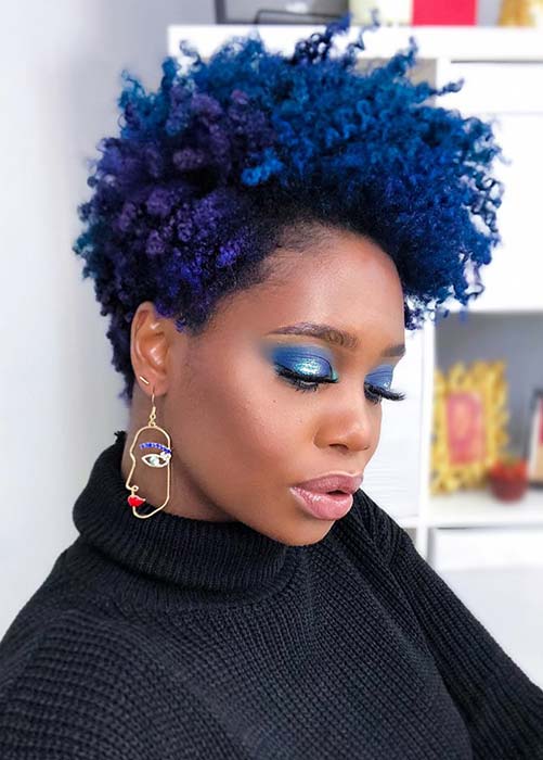 Cheveux bleus et violets audacieux et naturels