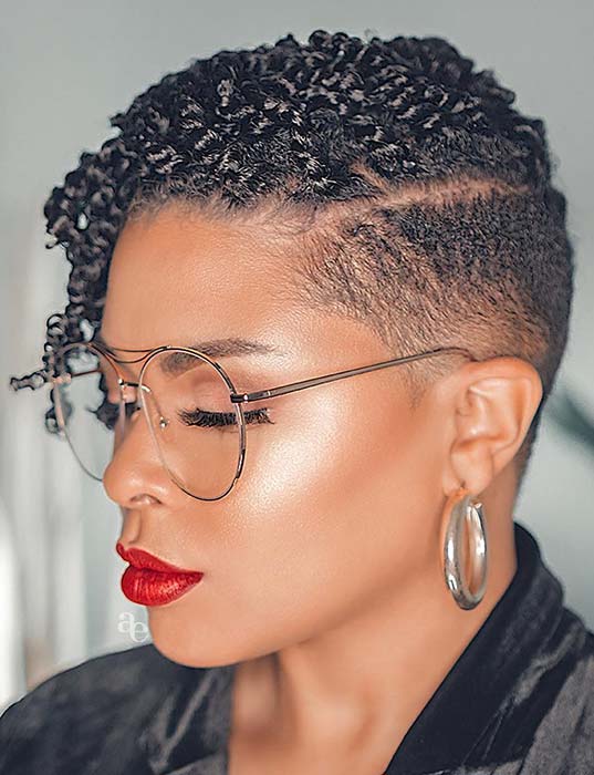 Coupe de cheveux courte avec des torsades tendance