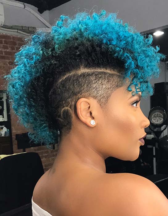 שיער מגולח עם צבע כחול תוסס