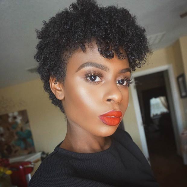 Coupe de cheveux longue et naturelle de lutin pour les femmes noires