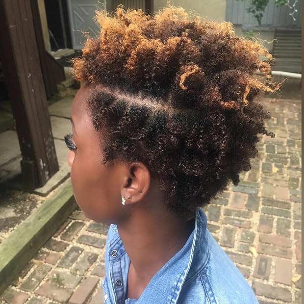 Coiffure naturelle courte au caramel bouclé pour les femmes noires