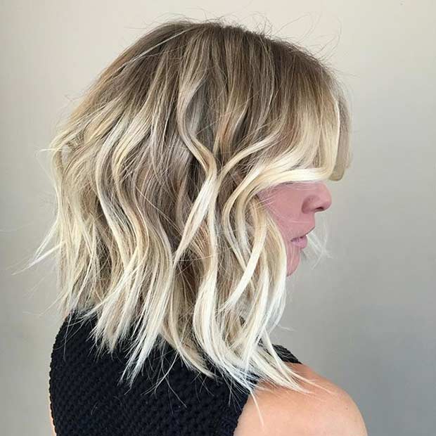 Faits saillants de la coupe de cheveux en désordre et du balayage blond glacé