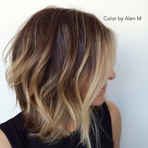 Coupe de cheveux longue Bob avec des couches et des faits saillants de balayage