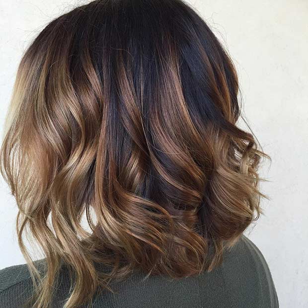 Long Bob bouclé avec des points saillants de balayage au caramel