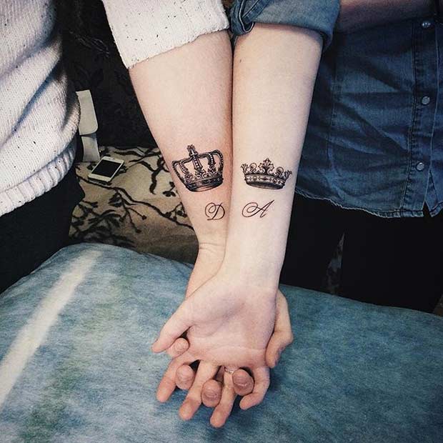 Βασιλιάς και βασίλισσα τατουάζ με αρχικά