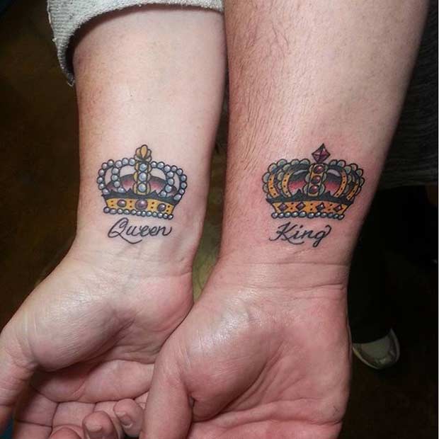 Tatouages ​​​​colorés au poignet du roi et de la reine
