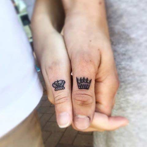 Μικρός αντίχειρας που ταιριάζει τατουάζ για ζευγάρια