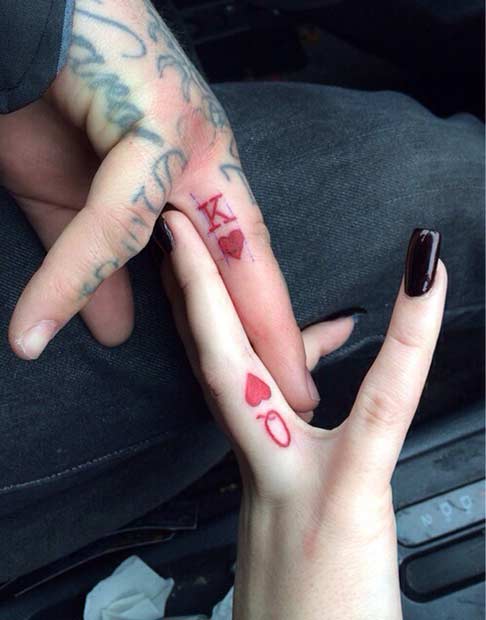 Tatouages ​​​​de roi et de reine à l'encre rouge pour les couples