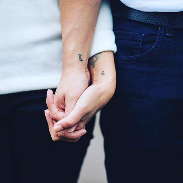 Tatouages ​​​​au poignet de cartes de roi et de reine pour les couples