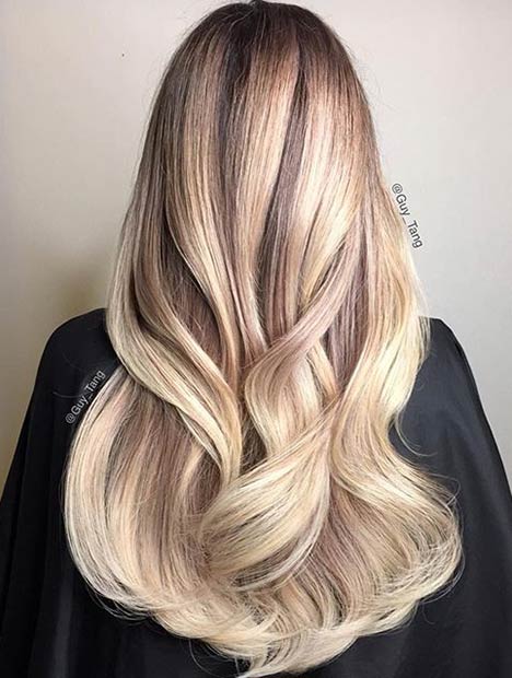 Ξανθιά Balayage με φυσική εμφάνιση