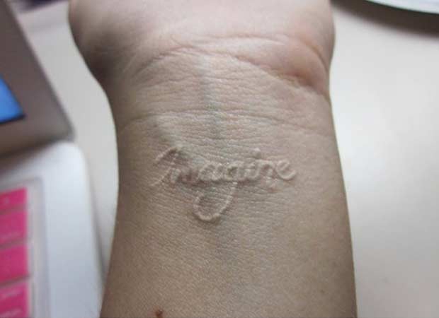 Encre blanche Imagine Tattoo