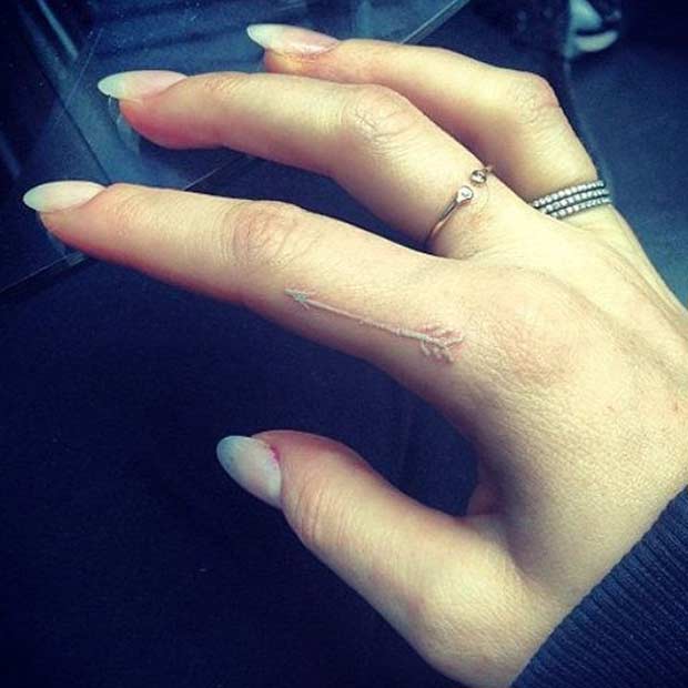Λευκό μελάνι βέλος δάχτυλο τατουάζ