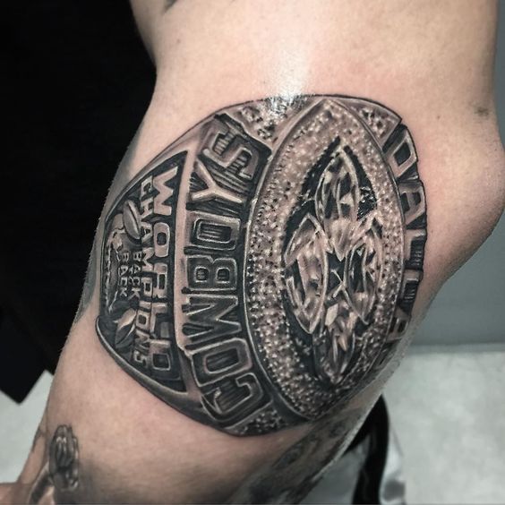 Le tatouage des Cowboys de Dallas en bague du Super Bowl