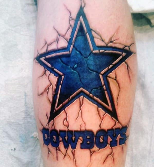 Le tatouage de cow-boy de Dallas à la peau craquelée