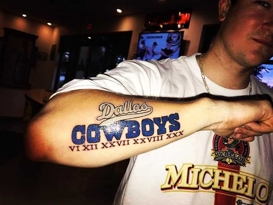 Le tatouage des cowboys de Dallas à cinq anneaux