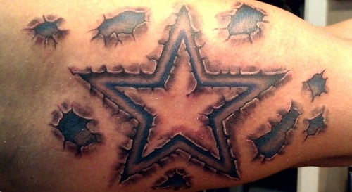 Tatouage des Cowboys de Dallas à la peau en lambeaux