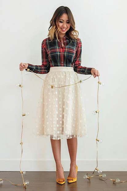 Idée de tenue de Noël avec chemise en flanelle et jupe mi-longue