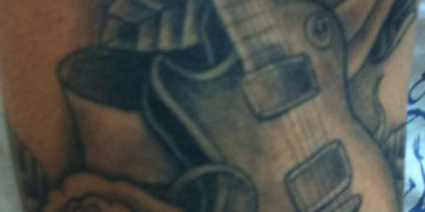 tatouage de guitare guéri