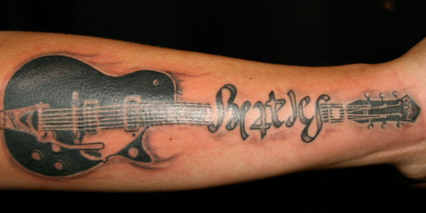 tatouage de guitare des beatles