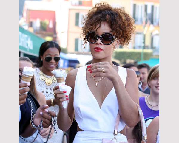 Cheveux bouclés Rihanna