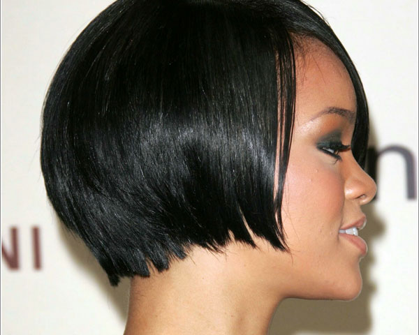 Coiffure courte noire Rihanna