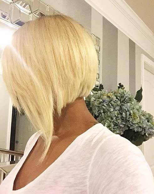 Coiffure Bob inversé blonde courte